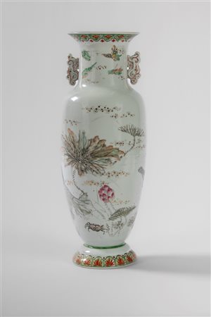Vaso in porcellana smaltata con decoro a insetti, fiori e granchi, delicate maniglie stilizzate applicate al collo; Cina, primo quarto XX secolo
