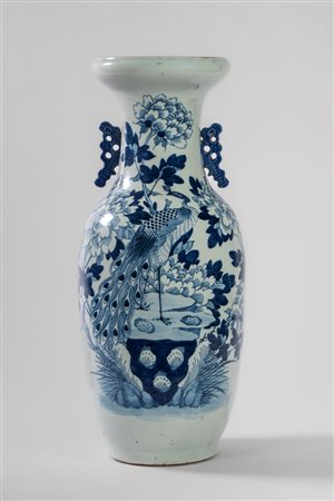 Grande vaso in porcellana blu e bianco con pavone e fiori, anse sagomate, Cina, Dinastia Qing, XIX secolo