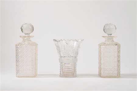 Coppia di bottiglie da liquore con tappo e un vaso portafiori  in cristallo molato con decoro a motivi floreali