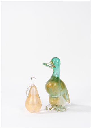 Archimede Seguso - Due sculture in vetro di Murano raffiguranti papera e pera