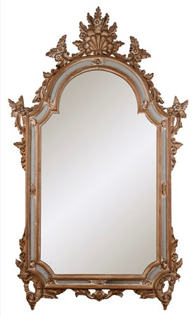 Specchiera in legno intagliato e laccato, in stile rocaille