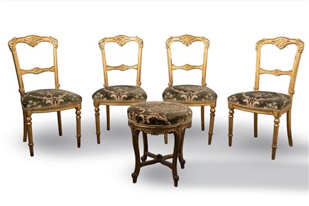 Quattro sedie e un puff in legno intagliato e dorato