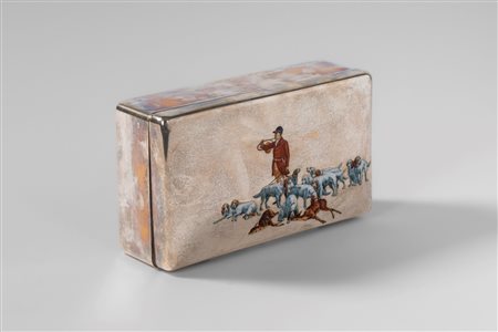 Scatola in legno rivestita in metallo argentato con coperchio decorato in policromia con scena di caccia
