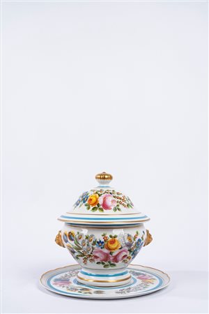 Zuppiera in porcellana policroma con piatto, decorata a motivi floreali, Francia prima metà del secolo XX