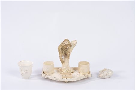 Lotto composto da tre oggetti in maiolica bianca