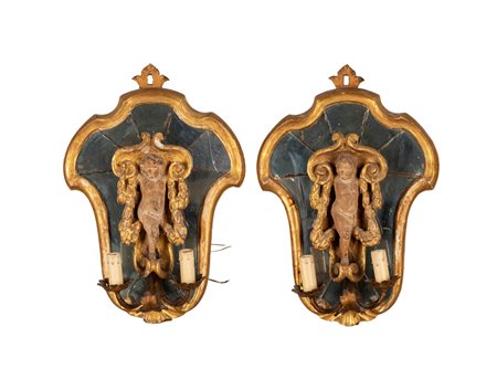 Coppia di applique in legno intagliato e dorato, con specchi al mercurio e puttini a rilievo, secoli XVIII - XIX