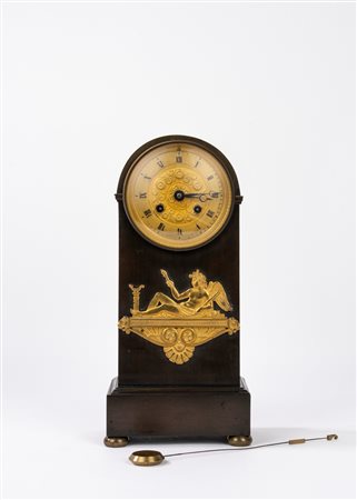 Pendola in bronzo a patina scura e dorato, secolo XIX