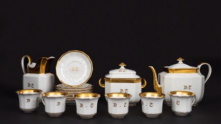Servizio da tè in porcellana bianca con monogramma in oro