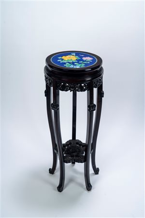 Trespolo portavaso in legno scuro intagliato di gusto orientale, piano in cloisonnè con peonie a sfondo blu, 20th century