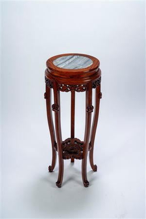 Trespolo portavaso in legno intagliato di gusto orientale con piano in marmo, 20th century