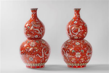 Coppia di grandi vasi a doppia zucca, con draghi, fiori e racemi, su fondo rosso, Cina, XX secolo. Insieme a grandi basi in legno intagliato e dorato fine XIX / Inizi XX secolo.