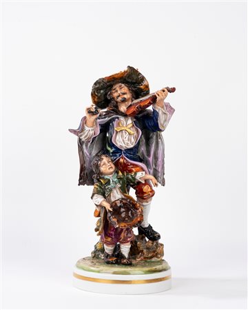 Gruppo scultoreo in porcellana policroma Capodimonte, raffigurante suonatore e piccolo mendicante, secolo XX