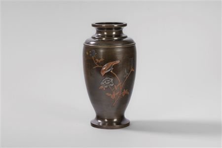 Vaso in bronzo con inserzioni a metalli misti e incisioni, Giappone, epoca Meiji