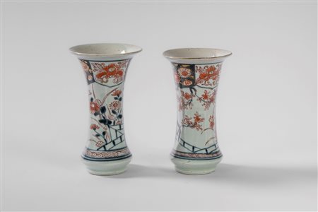 Coppia di bei vasetti a tromba, Imari, Giappone