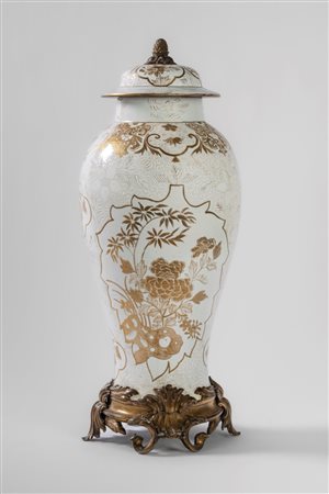 Potiche in porcellana dipinta a smalto nei toni del bianco e oro a riserve mistilinee decorata a cespi floreali; presa e base in bronzo dorato, Cina XIX secolo