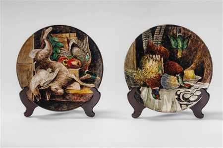 Coppia di piatti da parata in maiolica policroma con scene di cacciagione. Manifattura Carbet, Carotti e Bettucci, Firenze, prima metà secolo XX circa 