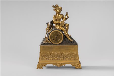 Pendola da appoggio in bronzo dorato e patinato sormontata da suonatore di liuto. Francia, primo quarto secolo XIX