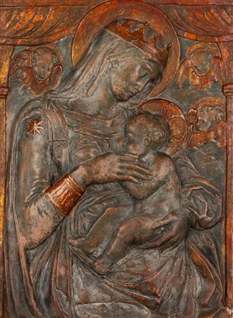 Scuola italiana, secolo XIX - Bassorilievo in terracotta policroma raffigurante Madonna con Bambino
