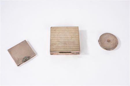 Lotto composto da due portacipria in argento 800 e una scatola portasigarette rivestita in lamina d'argento