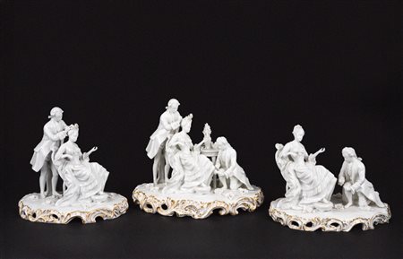 Tre sculture in porcellana bianca di Capodimonte raffiguranti la toeletta della dama, secolo XX