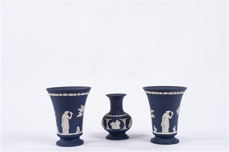 Lotto composto da tre vasi in biscuit blu, manifattura Wedgood