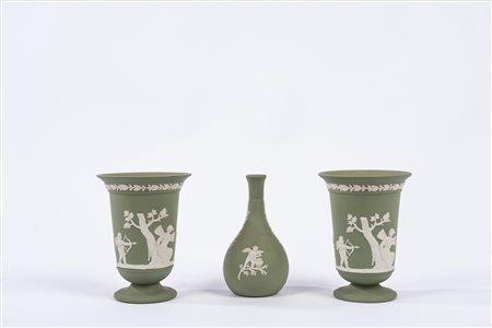 Lotto di tre vasi in biscuit verde, manifattura Wedgood