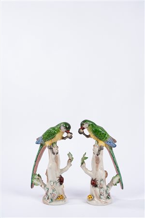 Coppia di pappagalli in porcellana policroma, manifattura Agostinelli Bassano