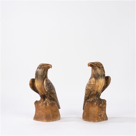 Coppia di fermalibri in alabastro raffiguranti aquile, inizio secolo XX