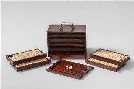 Gioco del Mahjong, tessere in bambù e osso, Cina, 1920-30; insieme a coppia di stampe a rotolo su carta a tema erotico