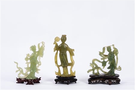 Lotto di tre Guanyn in pietra dura verde; Cina secolo XX