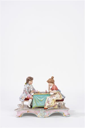 Gruppo scultoreo in porcellana policroma raffigurante giocatori di scacchi, prima metà del secolo XX