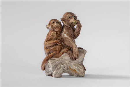 Guido Cacciapuoti (Napoli 1892 - 1953)  - Due scimmiette sedute su un tronco, piccolo gruppo in porcellana policroma.