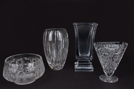 Lotto composto da quattro vasi in cristallo, di cui due molati