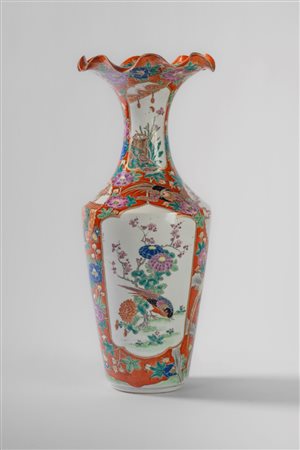 Bel vaso in porcellana a tromba con bordo polilobato, manifattura Hochzan Shin-po, Giappone, 1850-1880