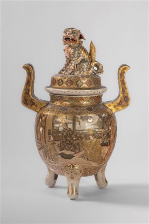 Grande incensiere in ceramica Satsuma; dipinto con scene di corte entro pannelli, il coperchio con un cane shishi,  Giappone, epoca Meiji