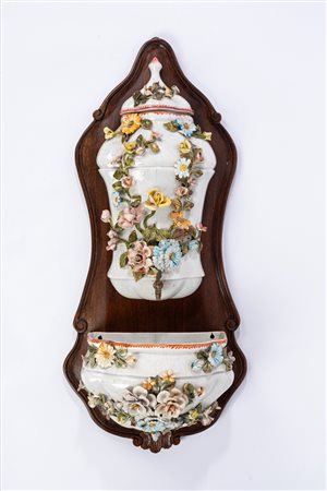 Acquasantiera in porcellana con fiori in rilievo, manifattura Pivato Nove