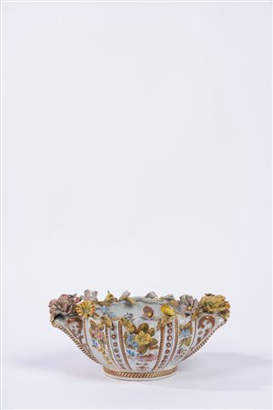 Centrotavola in ceramica policroma decorato con motivi floreali