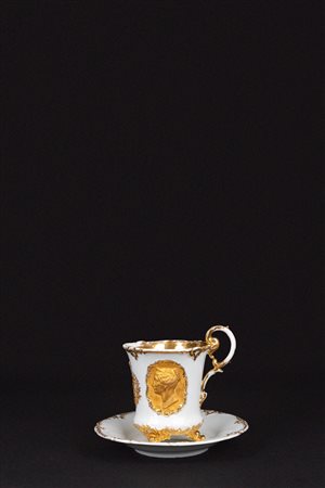 Tazza in porcellana bianca e oro con piattino, manifattura di Meissen, secolo XIX