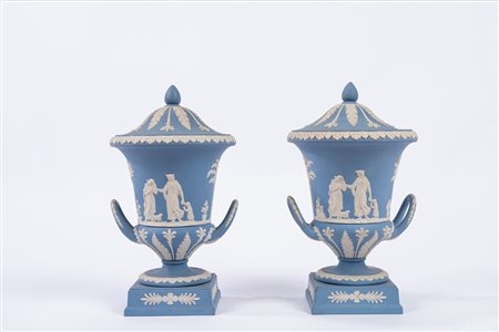 Coppia di vasi in biscuit biansati con coperchio, manifattura Wedgwood