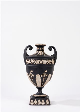 Vaso in jasperware nero, Adams Tunstall