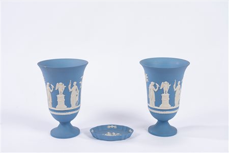 Lotto composto da una coppia di vasi e un piattino in biscuit, manifattura Wedgood