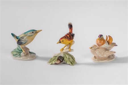 Guido Cacciapuoti (Napoli 1892 - 1953)  - Lotto composto da tre gruppi in porcellana policroma raffiguranti due uccelli su un ramo di foglie e due papere