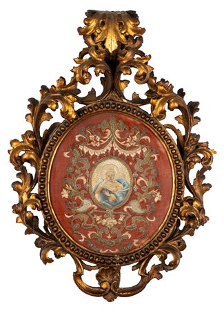 Cornice in legno intagliato a cartocci, secolo XIX, con ricamo all'interno