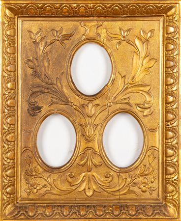 Cornice per tre miniature in legno intagliato e dorato, secolo XIX