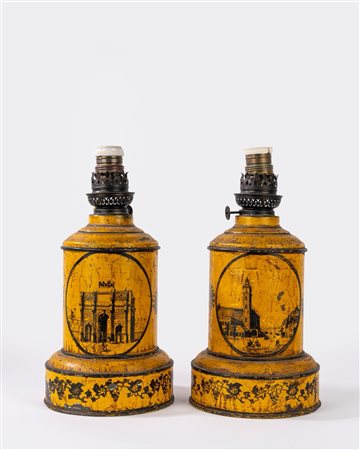 Coppia di lampade da tavolo in latta smaltata con Napoleone a cavallo e vedute di città, secolo XIX