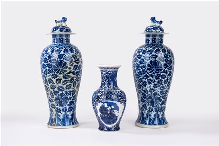 Due potiche cinesi in porcellana e un vasetto olandese in porcellana bianca e blu, secolo XX