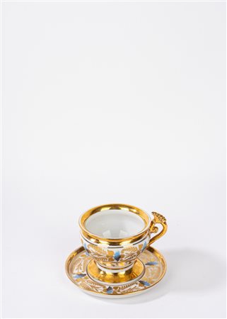 Tazzina e piattino in porcellana policroma e oro, Francia secolo XIX