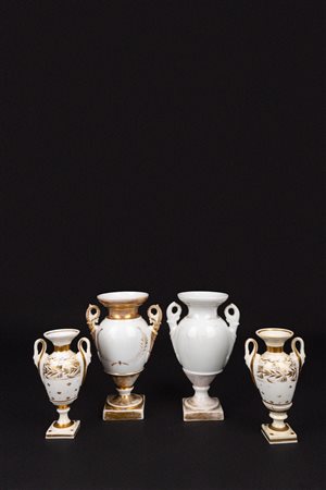 Lotto composto da due coppie di vasi in porcellana bianca e oro