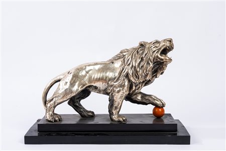 Scultura in terracotta ricoperta con lamina in rame argentato raffigurante leone, prima metà del secolo XX