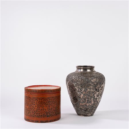 Lotto composto da scatola cilindrica in lacca, India, e un vaso in metallo argentato, Persia